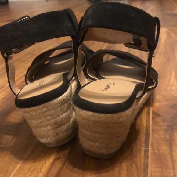 Cute shoes good quality and very comfy. Look really good on. - Picture 4 of 4